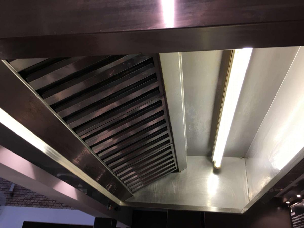 Elszívóernyő mennyezeti kivitel 175*115*90 – termékfotó hátulról