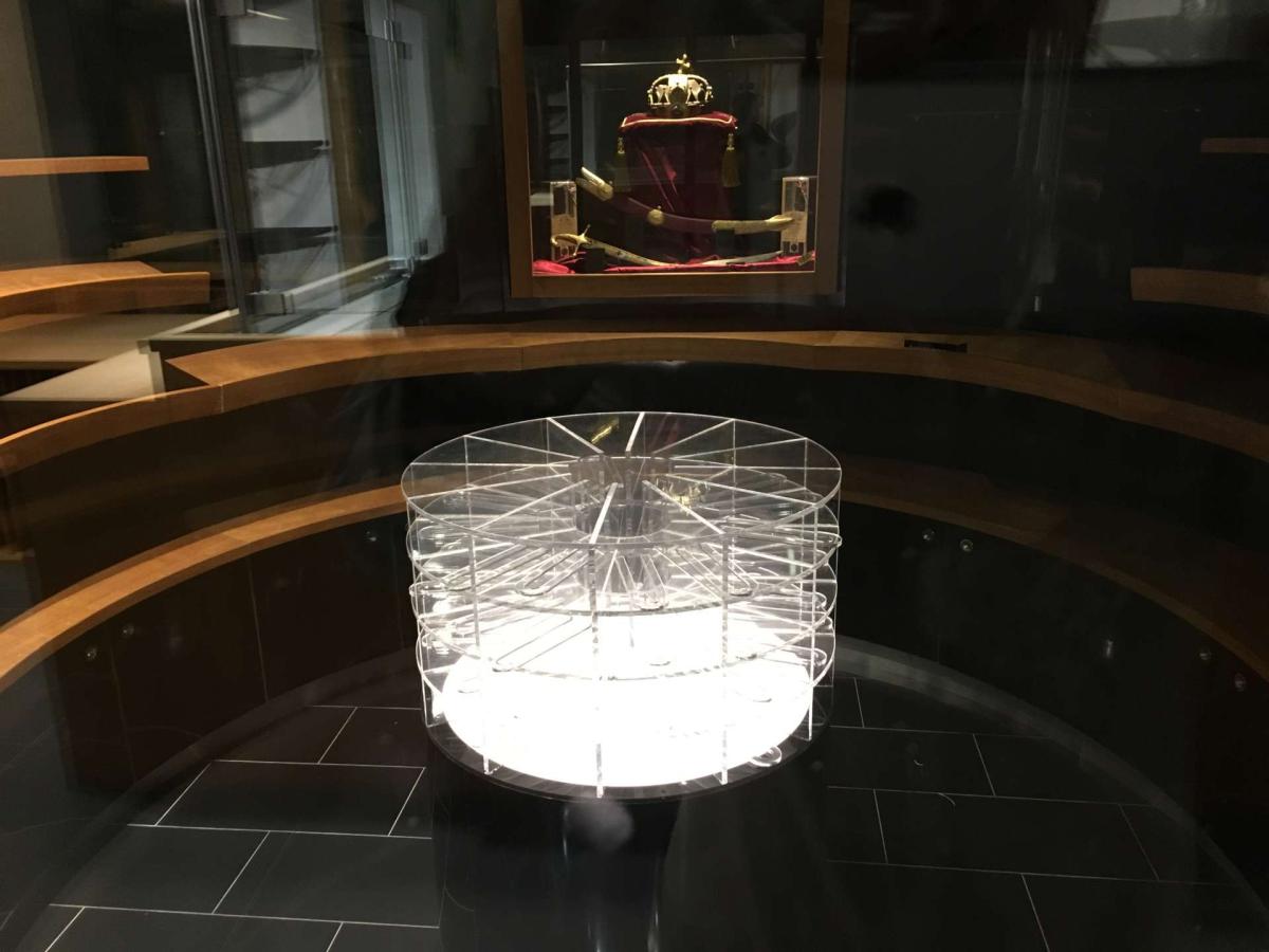 Egyedi boros bemutató sziget – termékfotó elölnézet