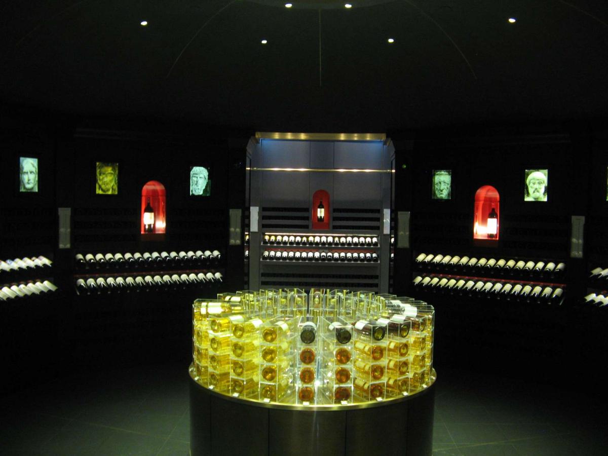 Egyedi boros bemutató sziget – termékfotó jobb oldalról