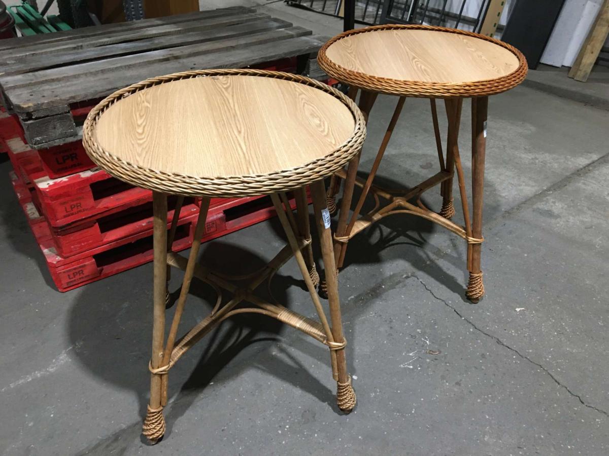 Rattan asztal – termékfotó jobb oldalról