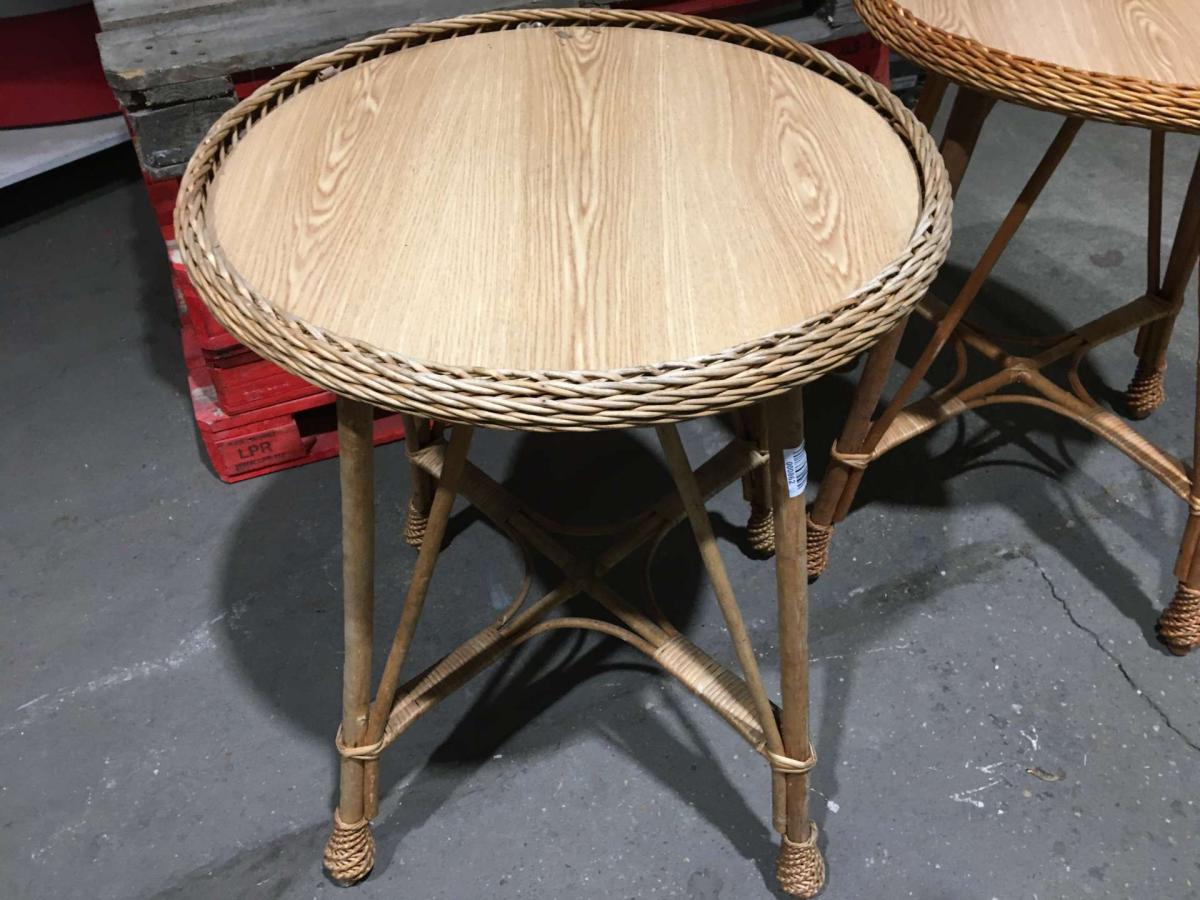 Rattan asztal – termékfotó bal oldalról