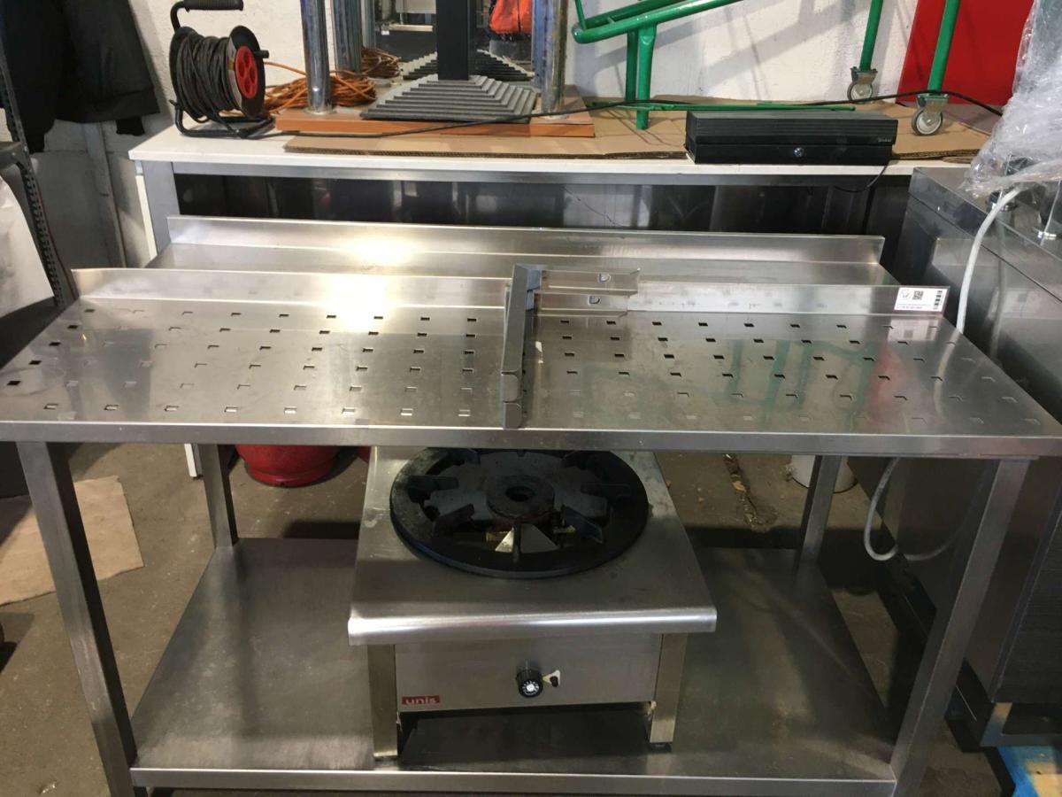 Rozsdamentes konzolos, perforált falipolc, 140*30 – termékfotó elölnézet