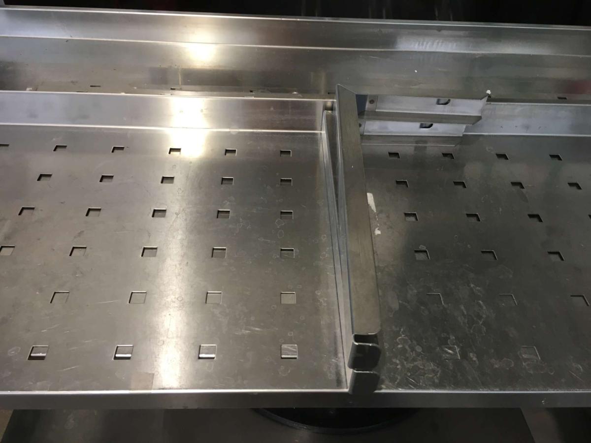 Rozsdamentes konzolos, perforált falipolc, 140*30 – termékfotó felülnézet