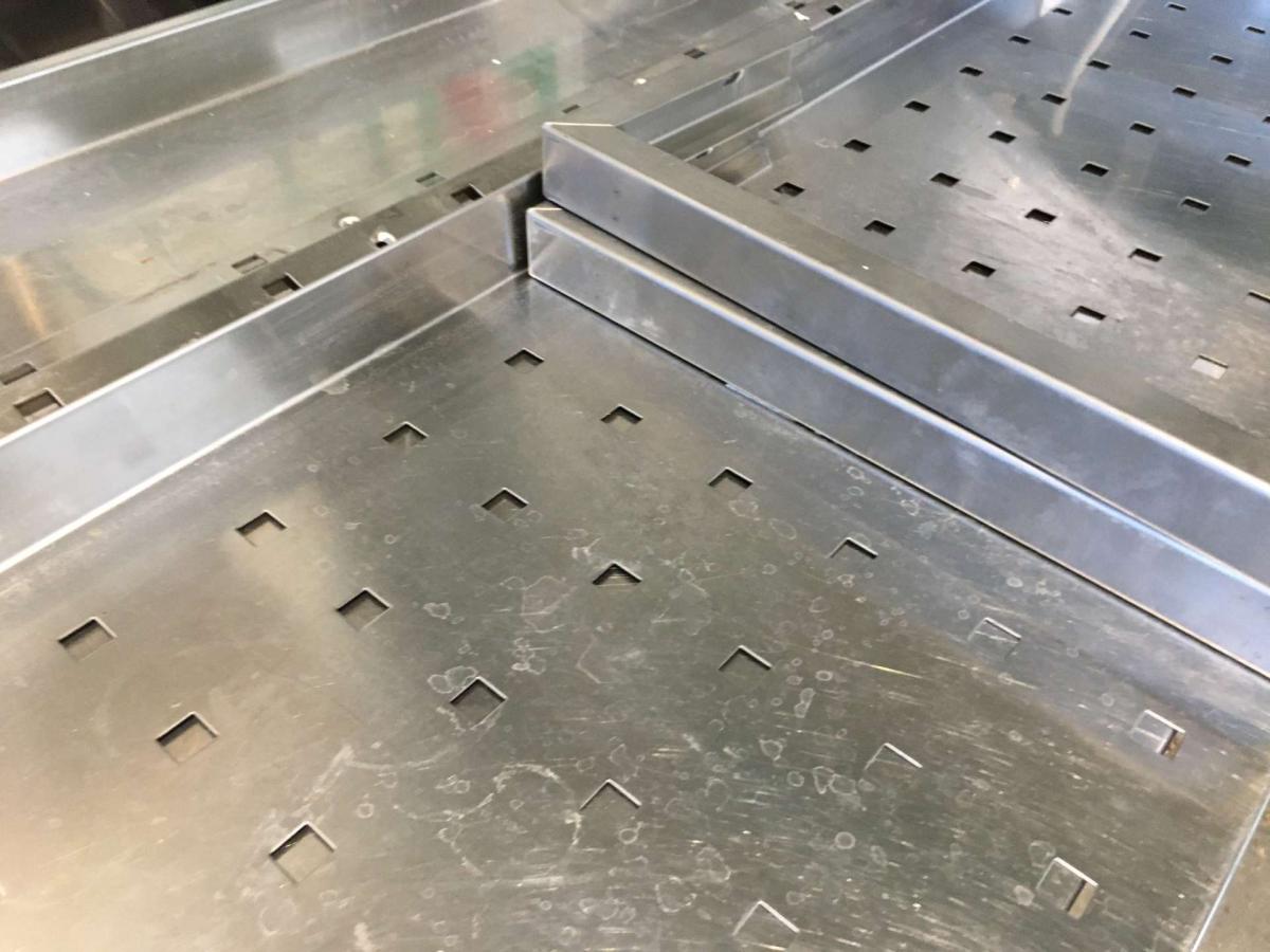 Rozsdamentes konzolos, perforált falipolc, 140*30 – termékfotó alulnézet