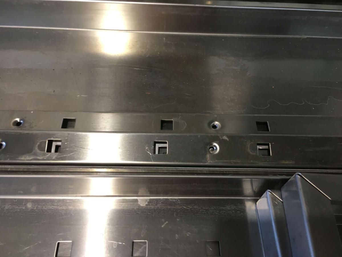 Rozsdamentes konzolos, perforált falipolc, 140*30 – termékfotó 45° nézet