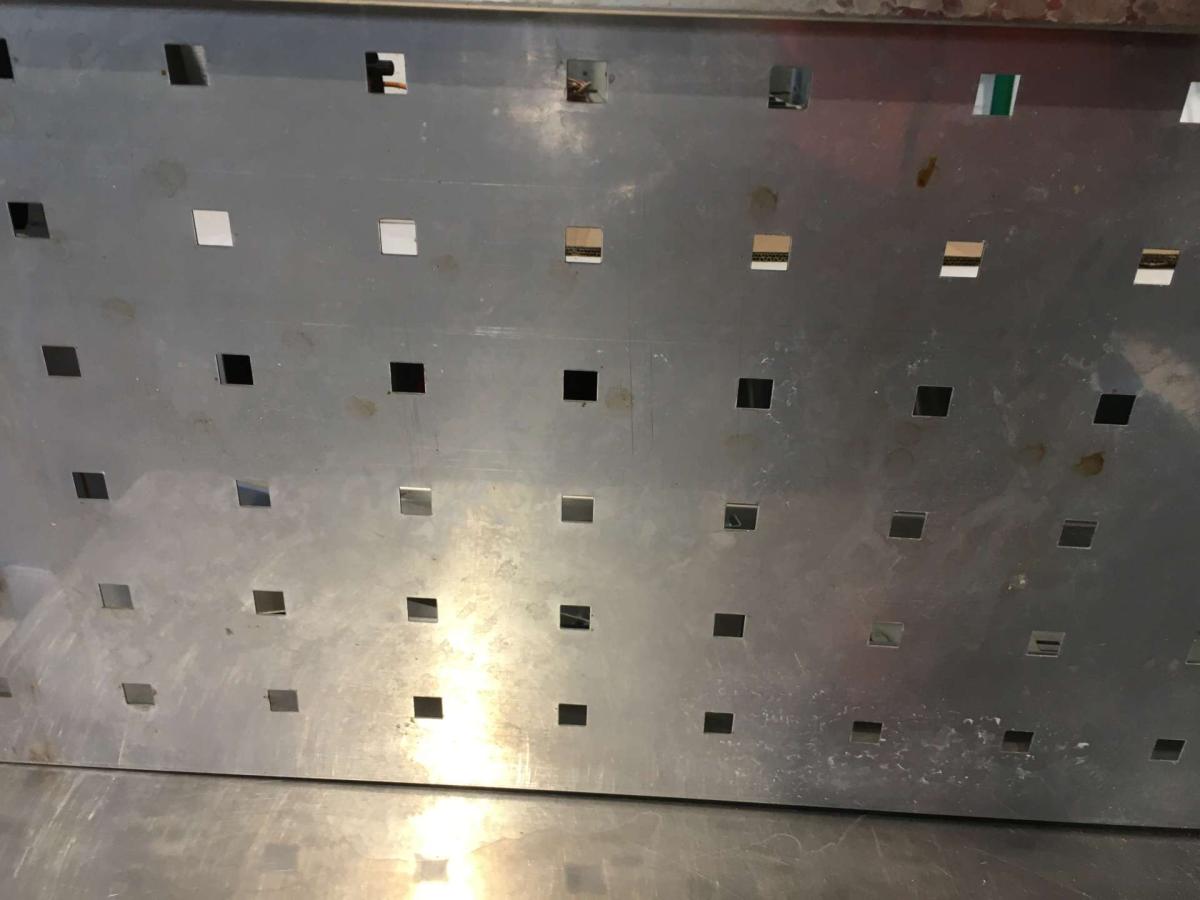 Rozsdamentes konzolos, perforált falipolc, 140*30 – termékfotó részlet