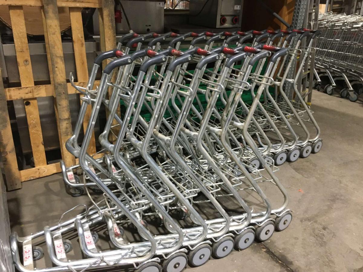 Új, vagy újszerű Wanzl Pick Up GT R 26 kocsi 2 darab kosárral – termékfotó használat közben