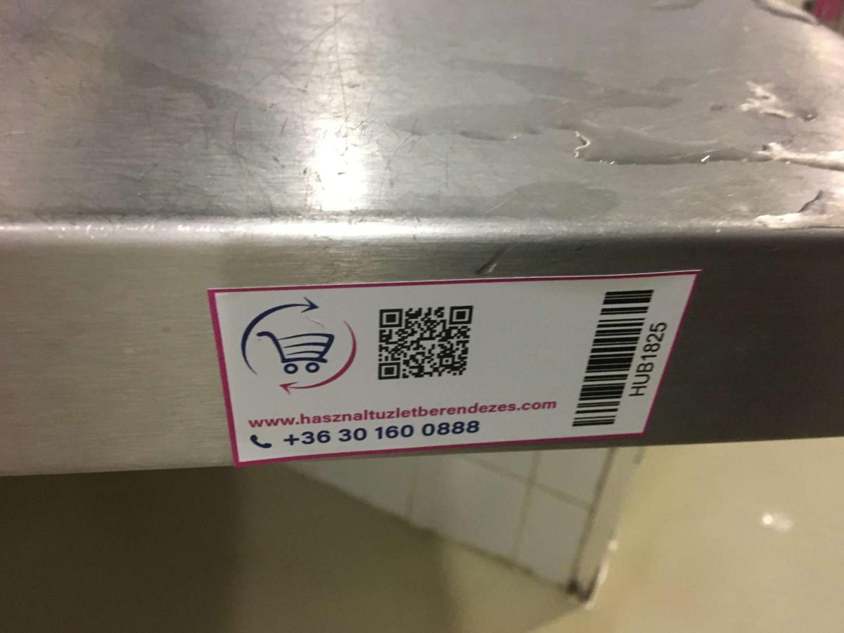 Rozsdamentes konzolos asztal – termékfotó jobb oldalról