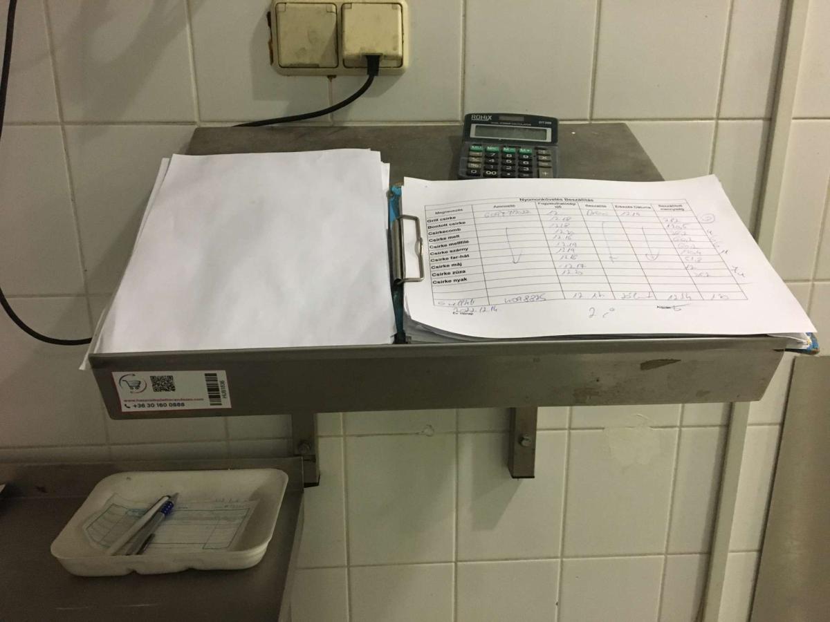 Rozsdamentes konzolos pult, áruátvételi asztal – termékfotó elölnézet