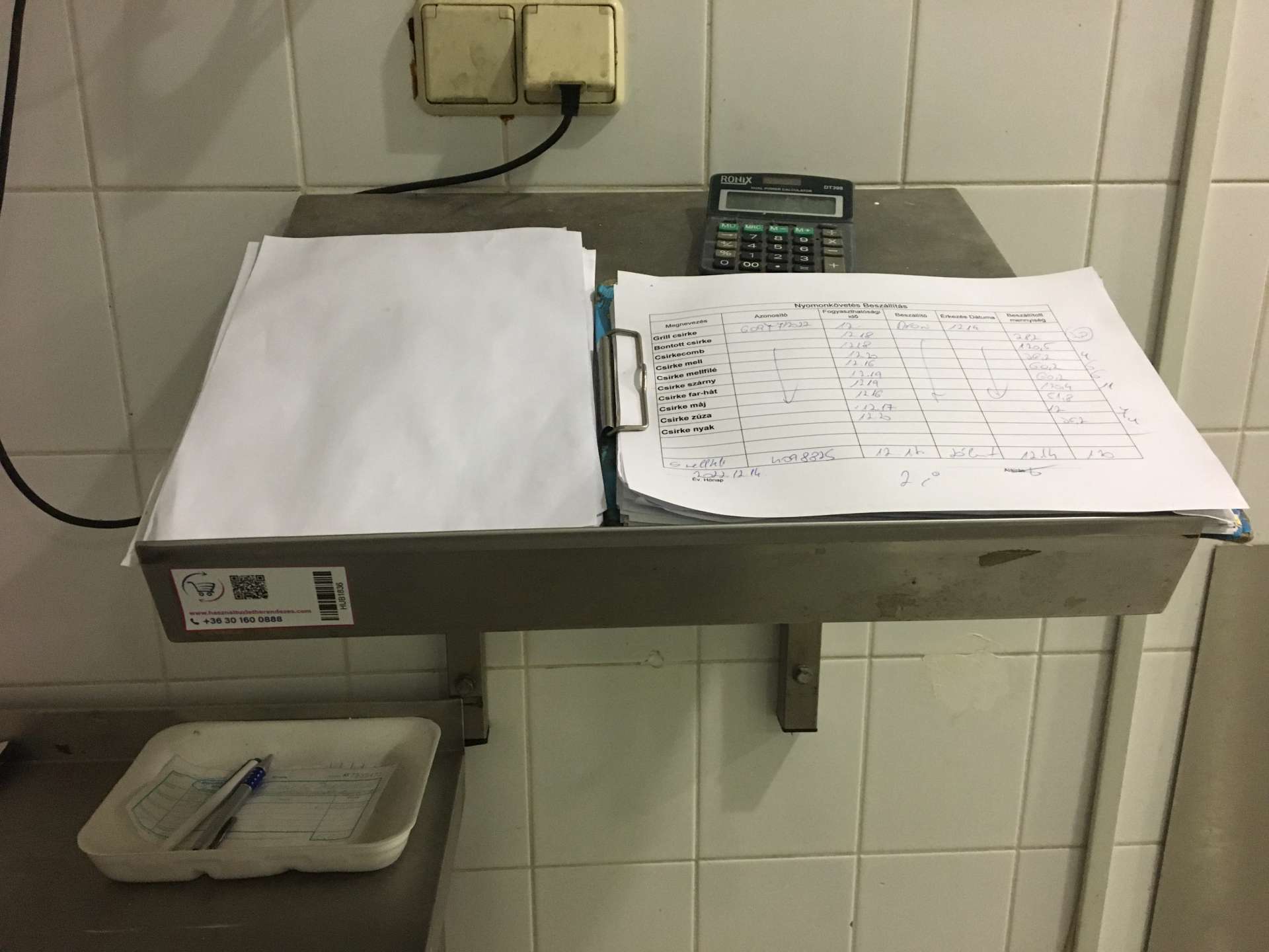 Rozsdamentes konzolos pult, áruátvételi asztal