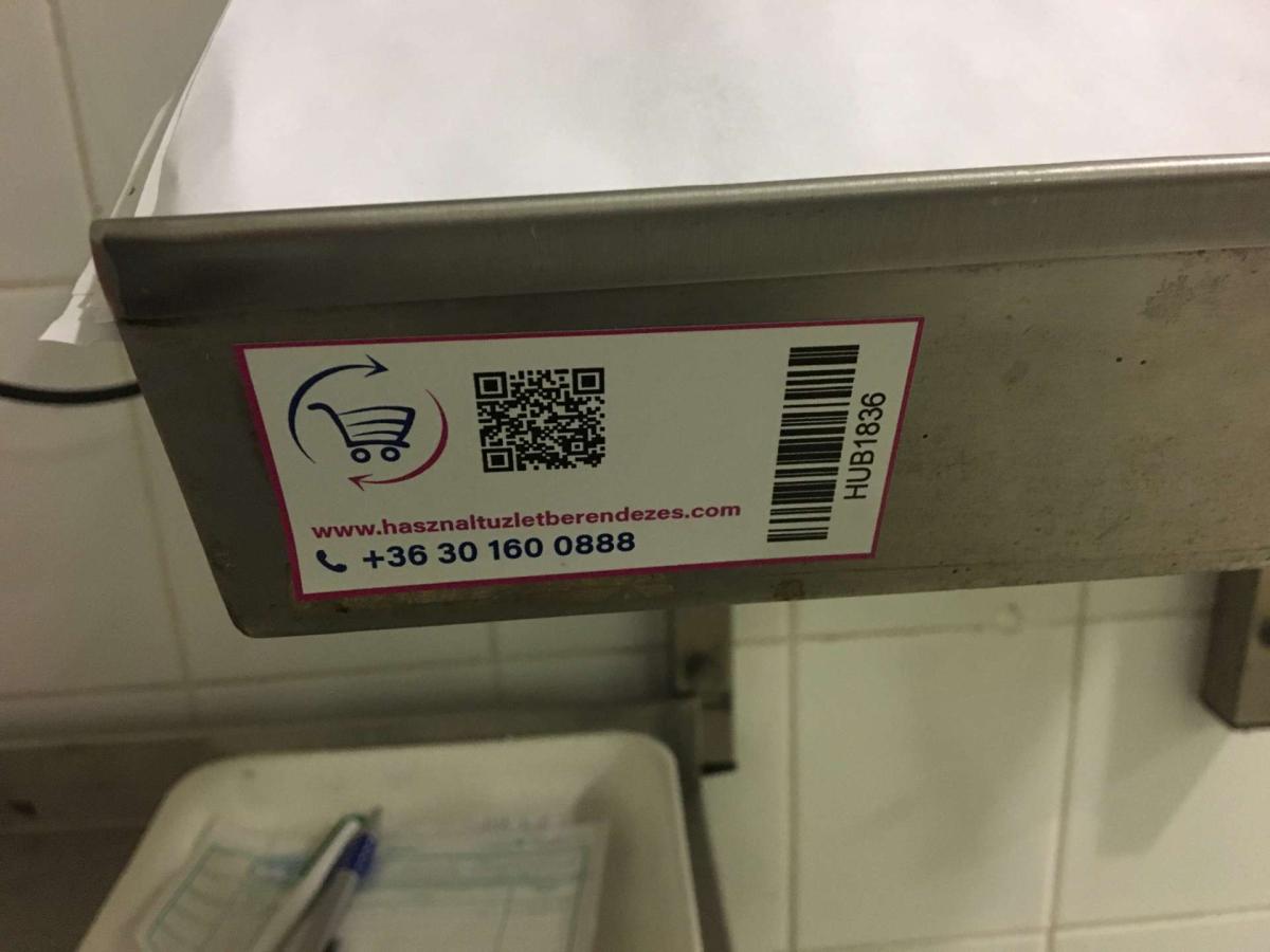 Rozsdamentes konzolos pult, áruátvételi asztal – termékfotó jobb oldalról