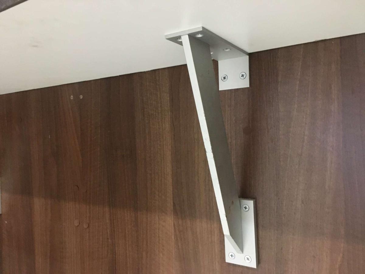 Konzolos szelvénytöltő, elpakoló asztal – termékfotó hátulról