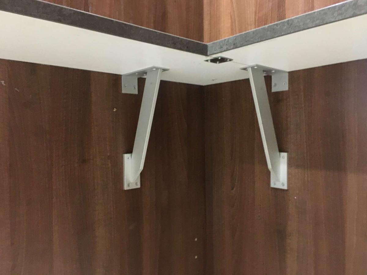 Konzolos szelvénytöltő, elpakoló asztal – termékfotó bal oldalról