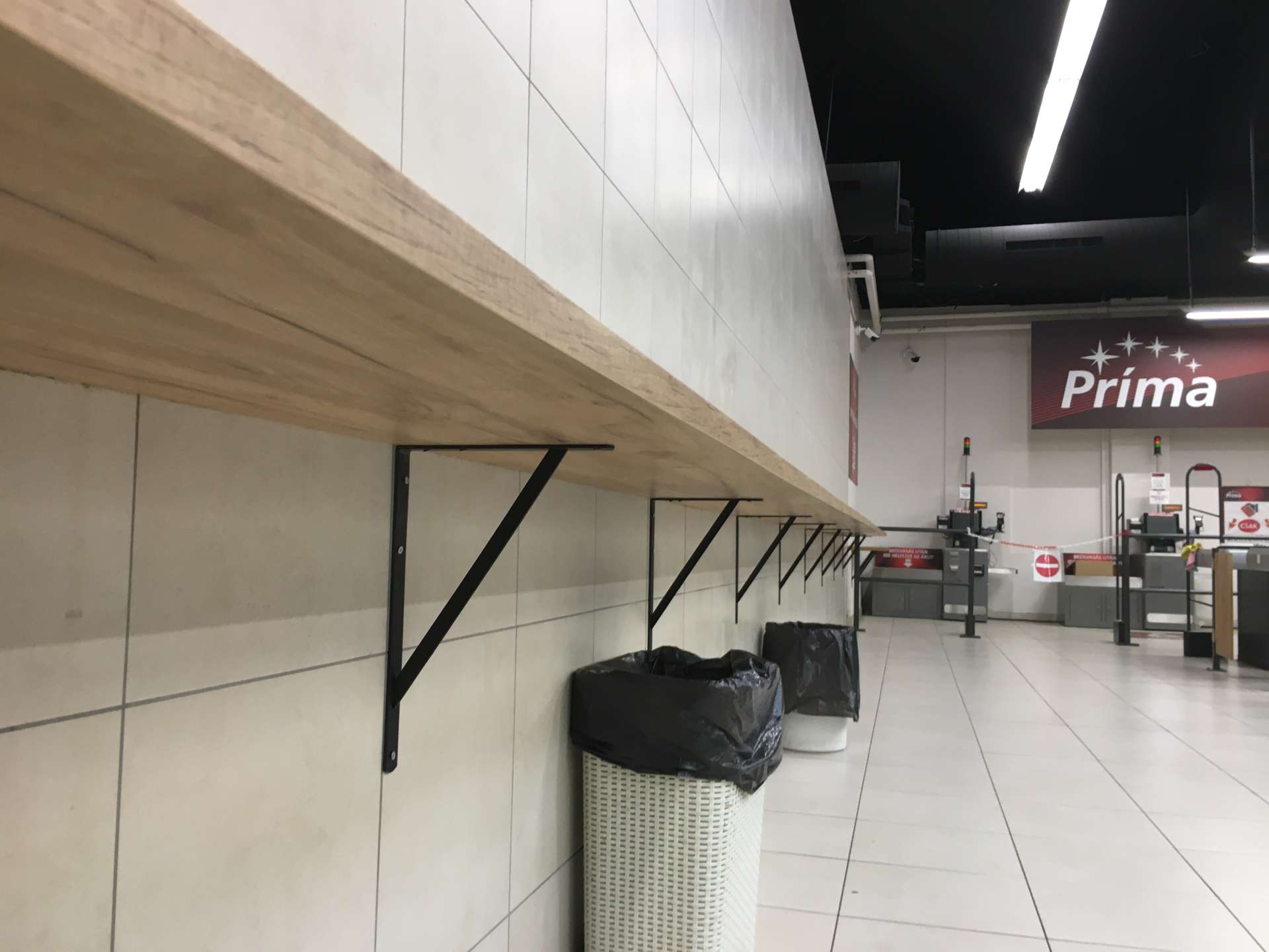 Konzolos elpakoló asztal