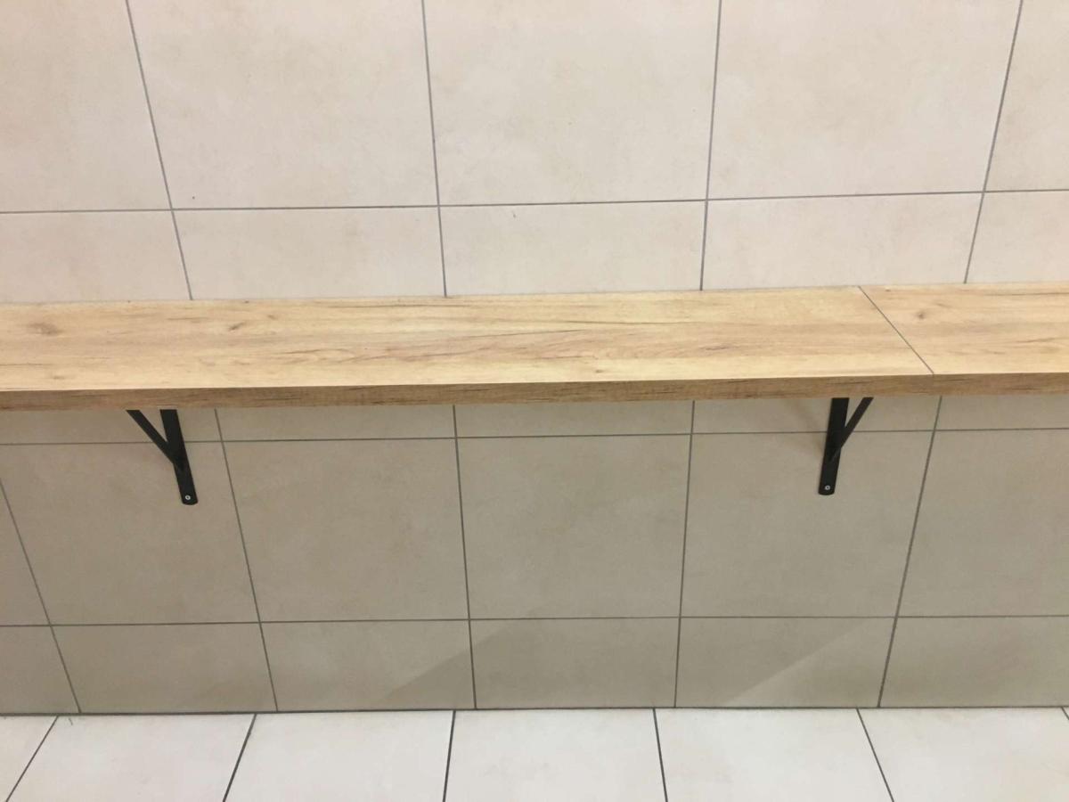 Konzolos elpakoló asztal – termékfotó jobb oldalról