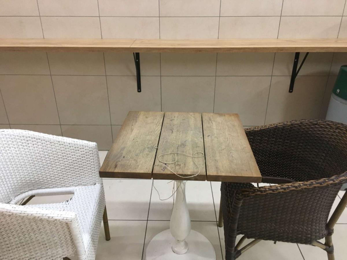 Konzolos elpakoló asztal – termékfotó hátulról