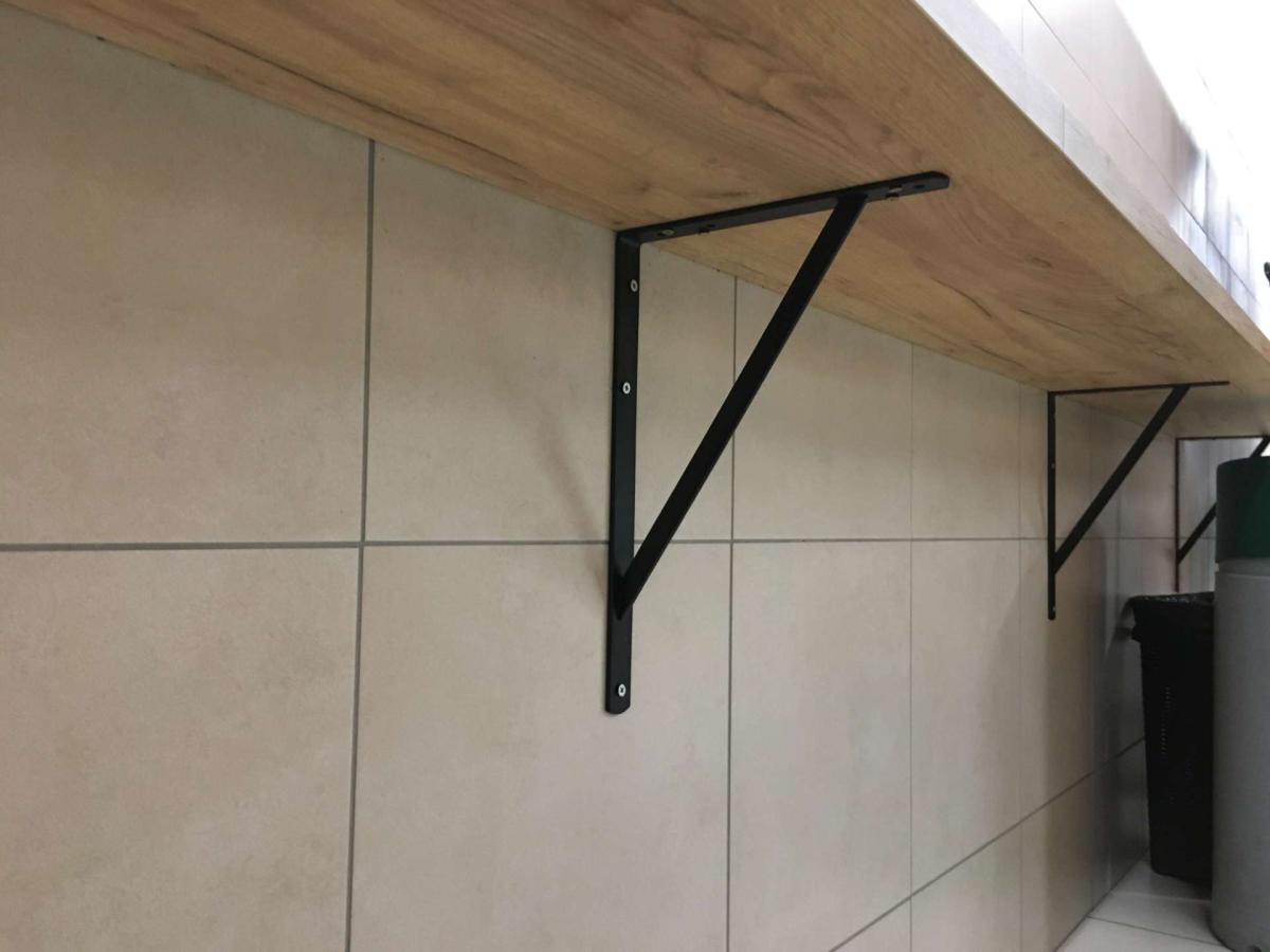 Konzolos elpakoló asztal – termékfotó bal oldalról