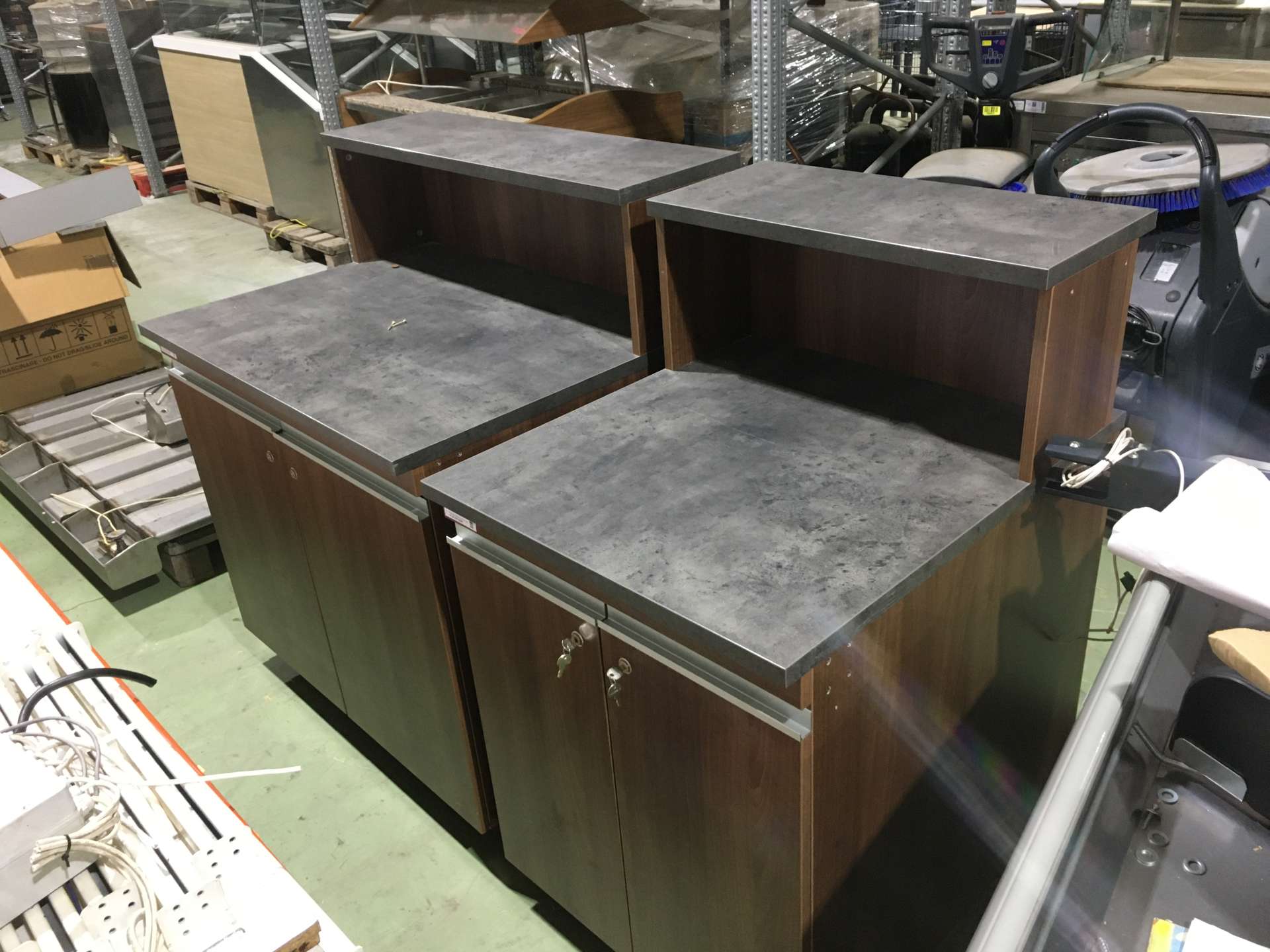 Pult, vagy munkaasztal bútorlapból, több méret