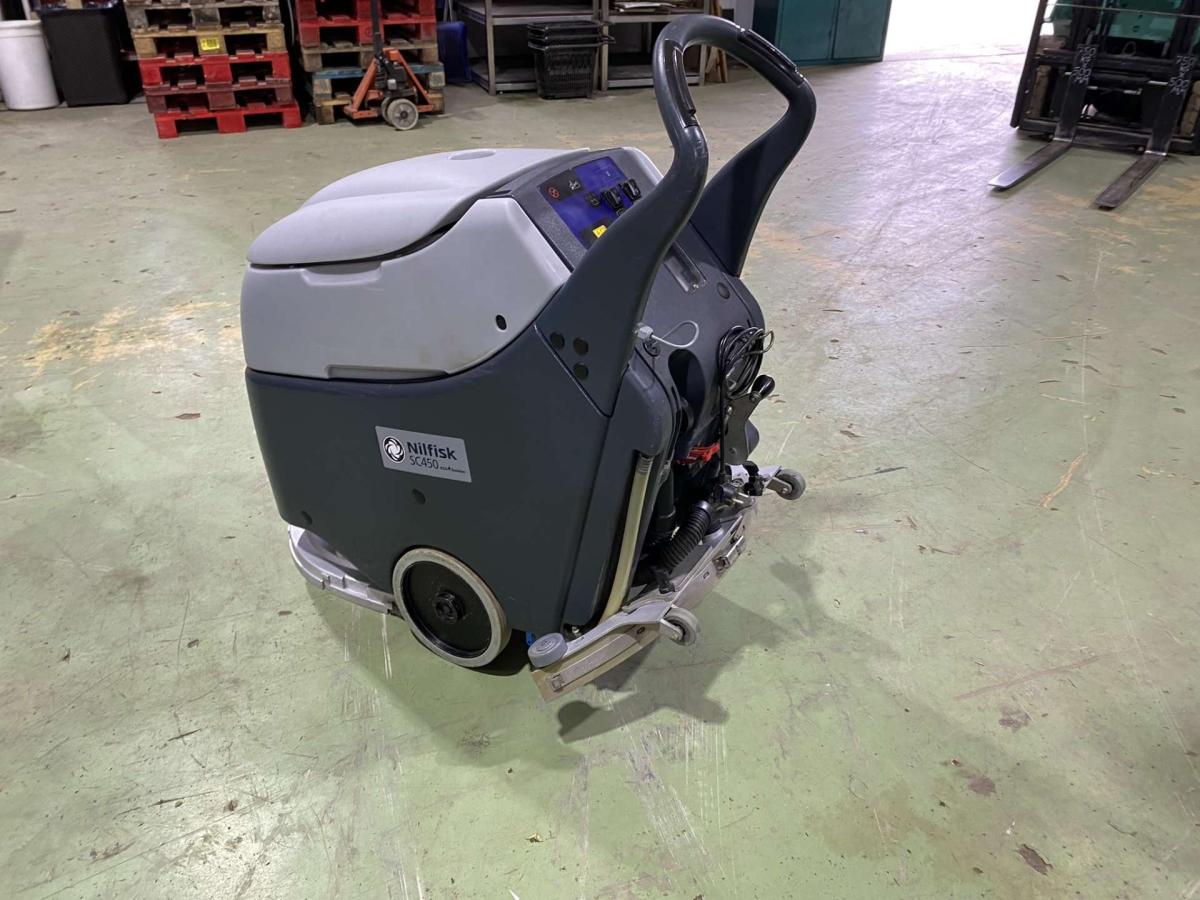 NILFISK SC450 53 B padlótisztító 50%-os akkumlátorral – termékfotó jobb oldalról