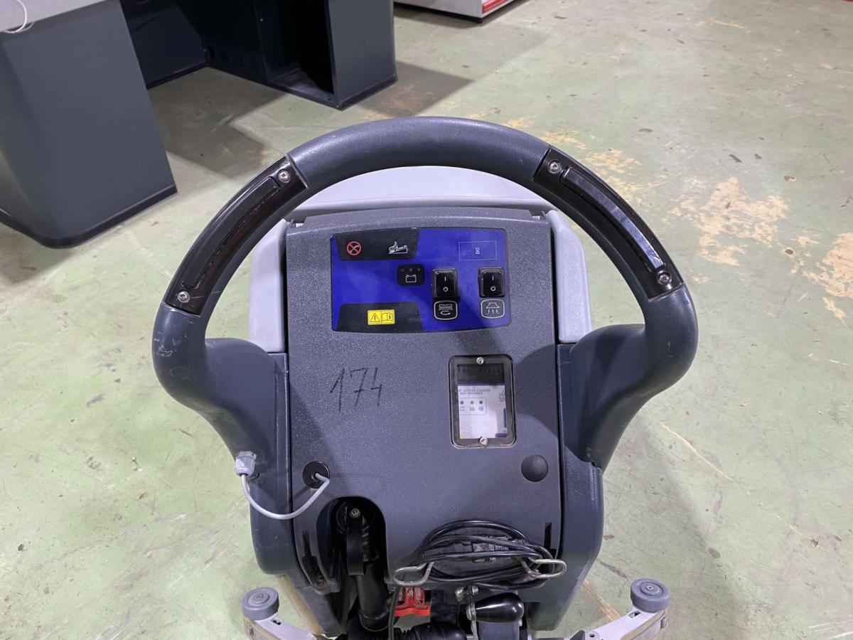 NILFISK SC450 53 B padlótisztító 50%-os akkumlátorral – termékfotó csomagolás