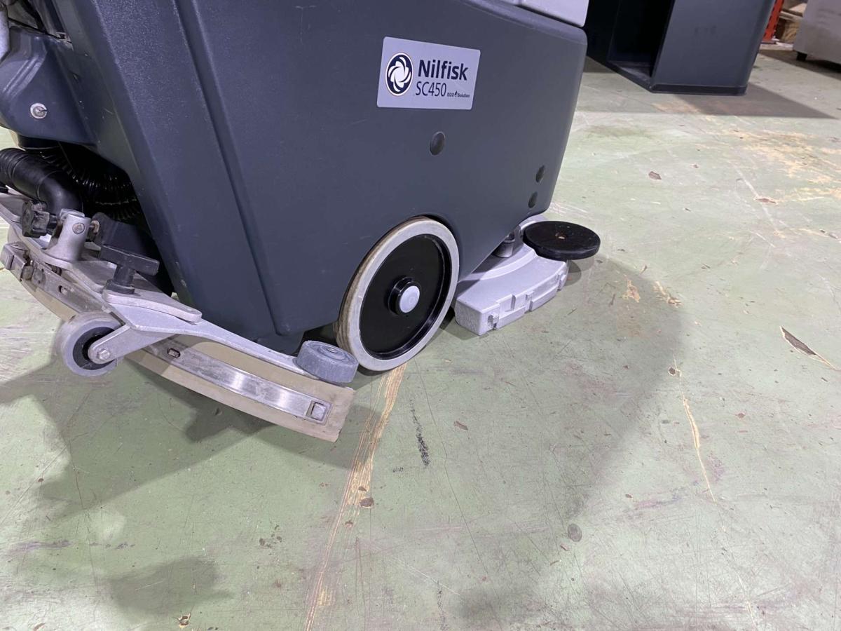 NILFISK SC450 53 B padlótisztító 50%-os akkumlátorral – termékfotó használat közben