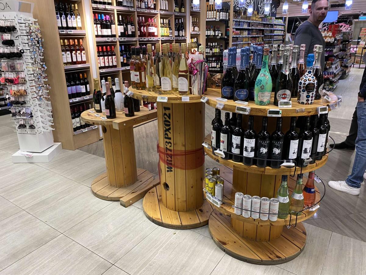 Másodkihelyezés, kínáló boros, szeszes – termékfotó elölnézet