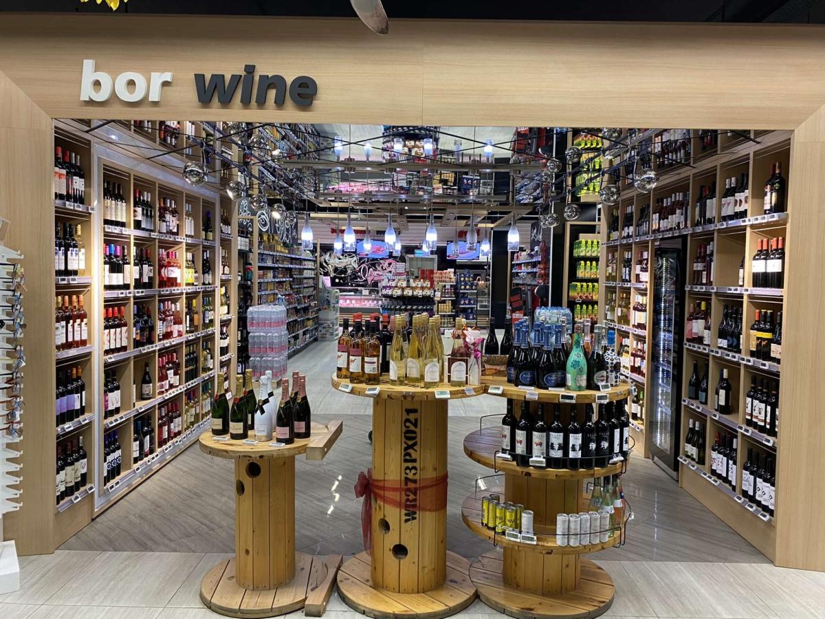 Másodkihelyezés, kínáló boros, szeszes – termékfotó jobb oldalról