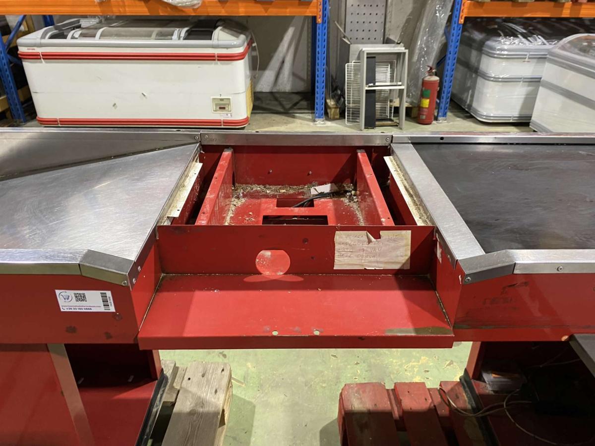 Kasszaasztal, Kolecki szimpla elpakolóval – termékfotó használat közben