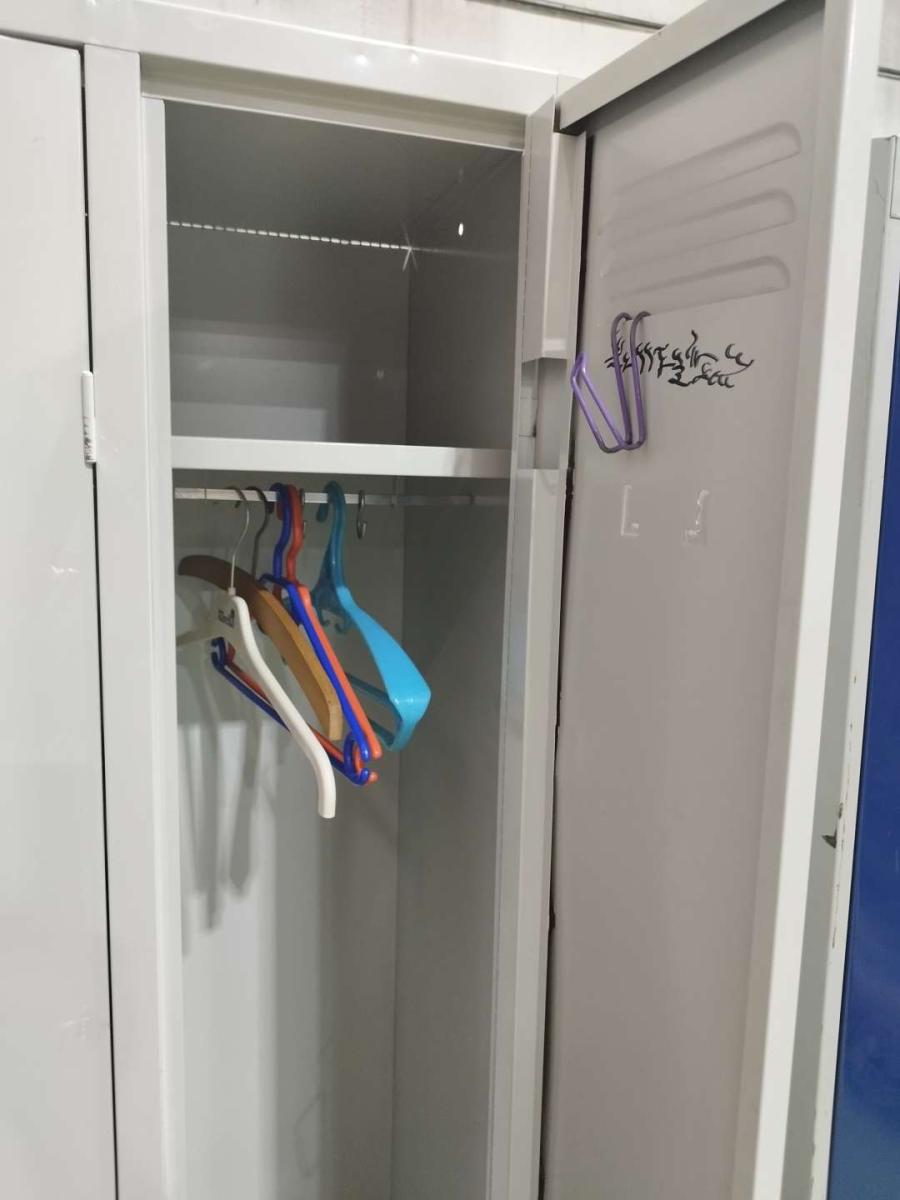 Öltözőszekrény, 2 ajtós METALOBOX PROJECT 2 – termékfotó hátulról