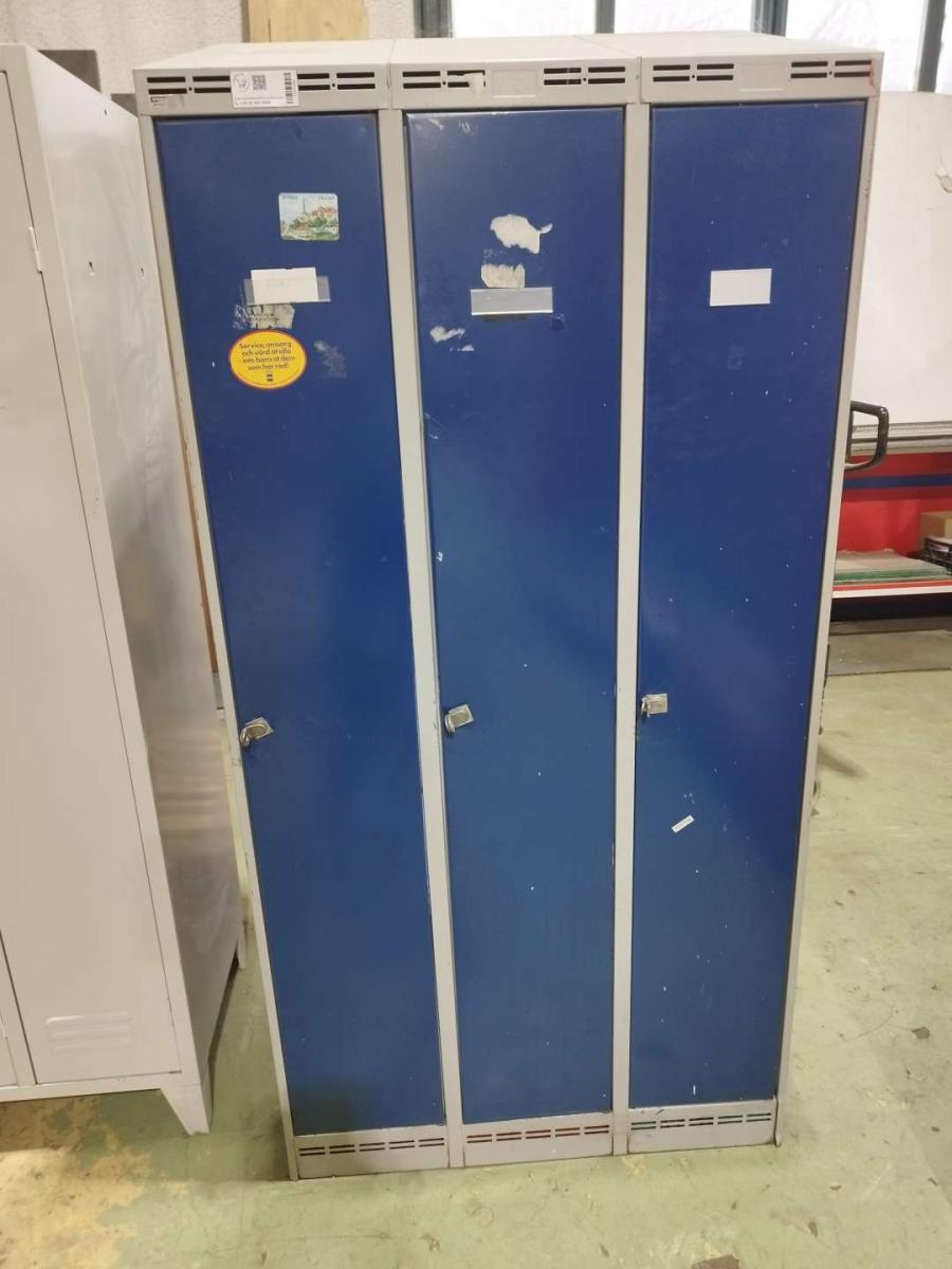 Öltözőszekrény, 3 ajtós, ferde tető – termékfotó elölnézet