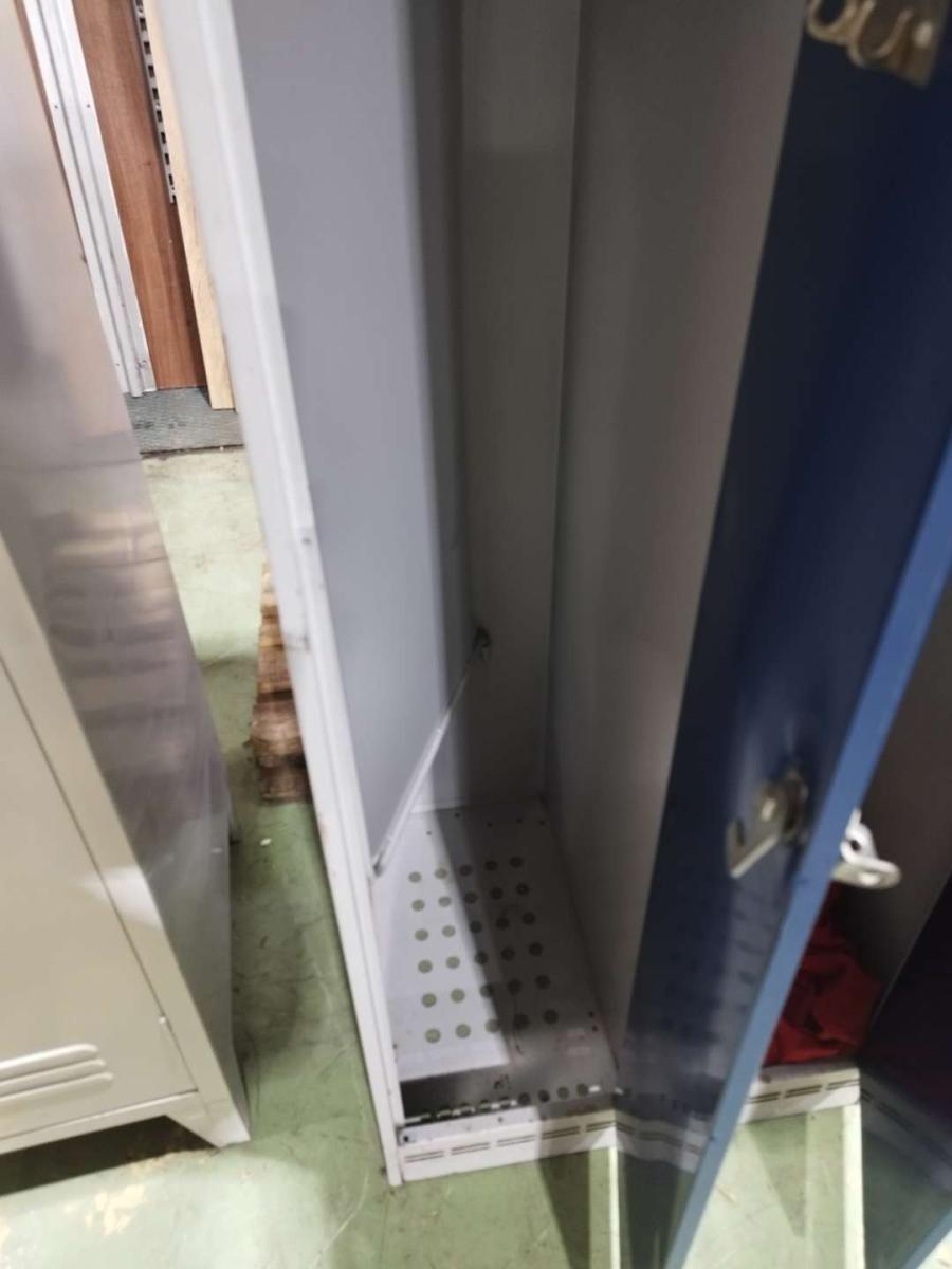 Öltözőszekrény, 3 ajtós, ferde tető – termékfotó jobb oldalról