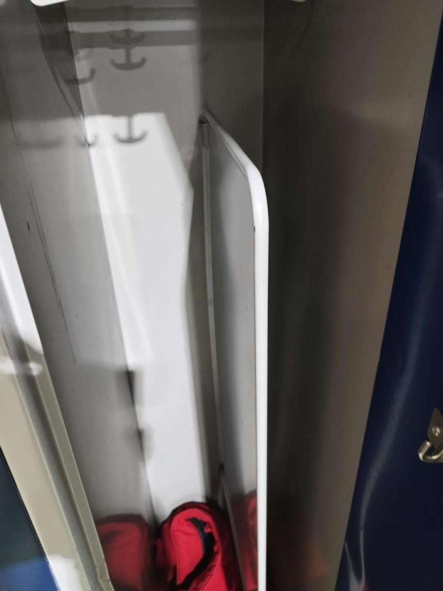 Öltözőszekrény, 3 ajtós, ferde tető – termékfotó hátulról