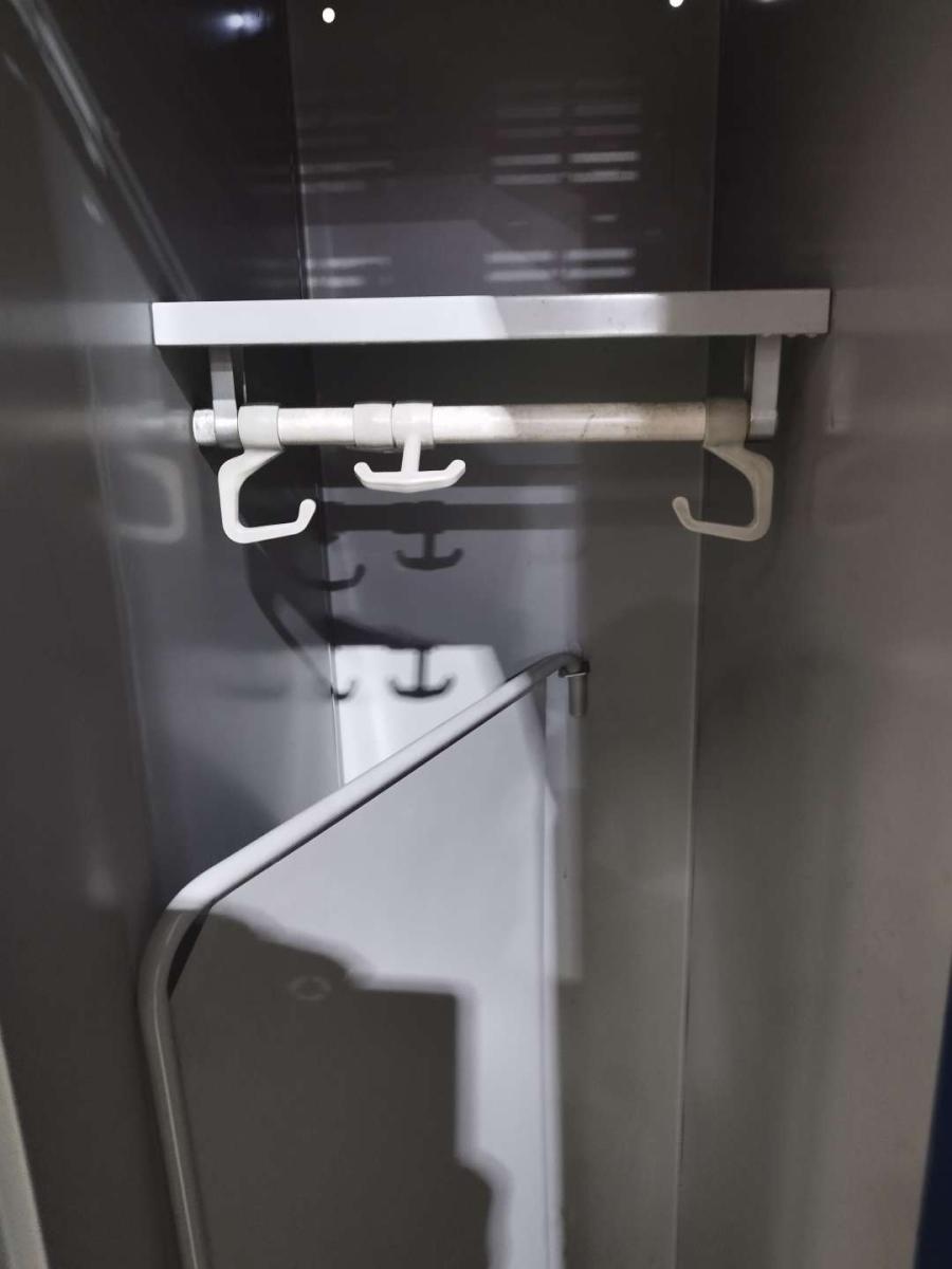 Öltözőszekrény, 3 ajtós, ferde tető – termékfotó bal oldalról