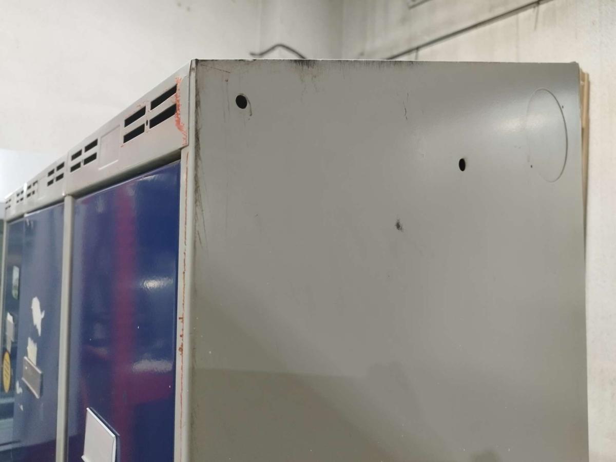 Öltözőszekrény, 3 ajtós, ferde tető – termékfotó felülnézet