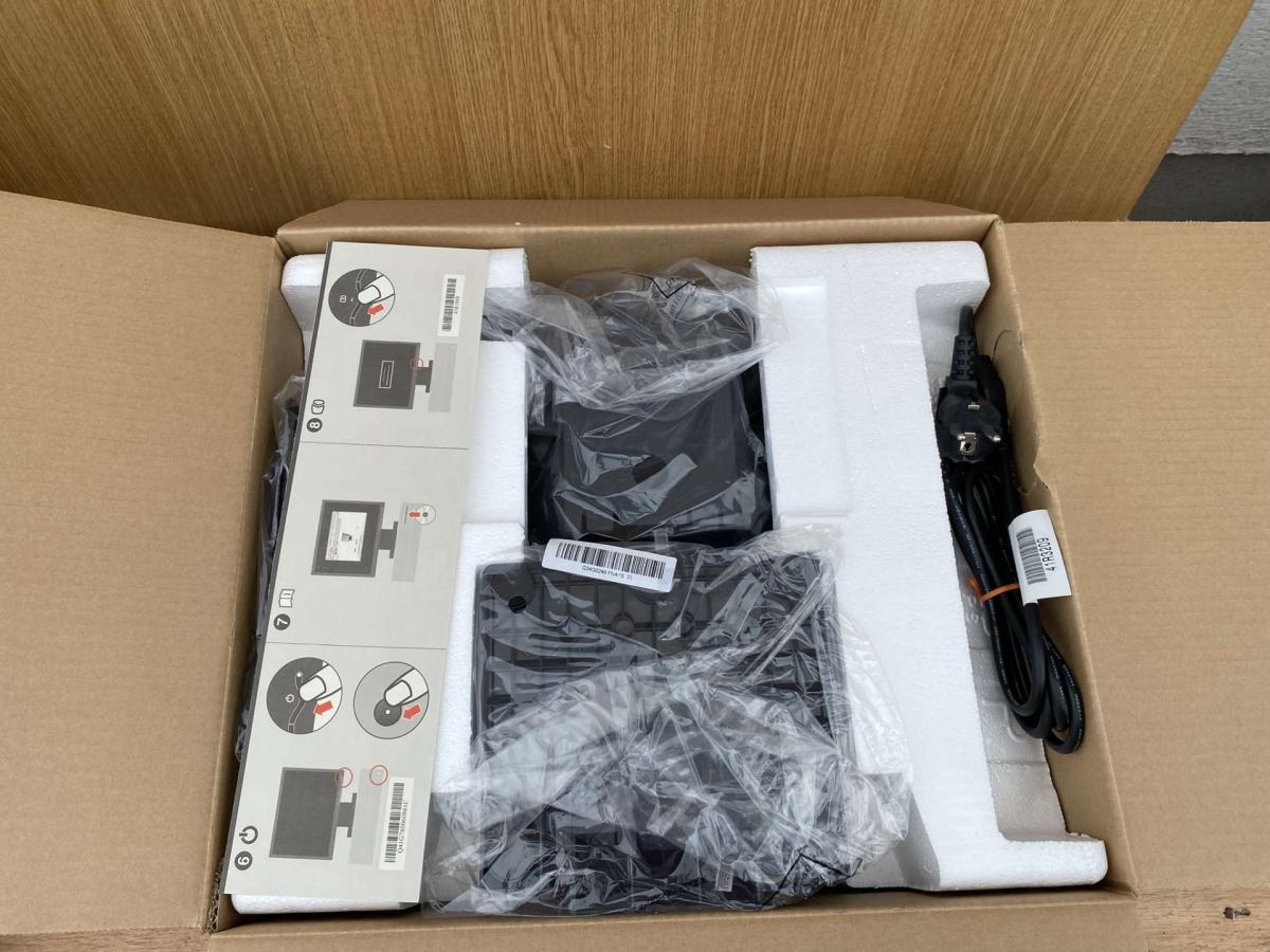 Lenovo Thinkvision L174 TFT monitor – termékfotó jobb oldalról