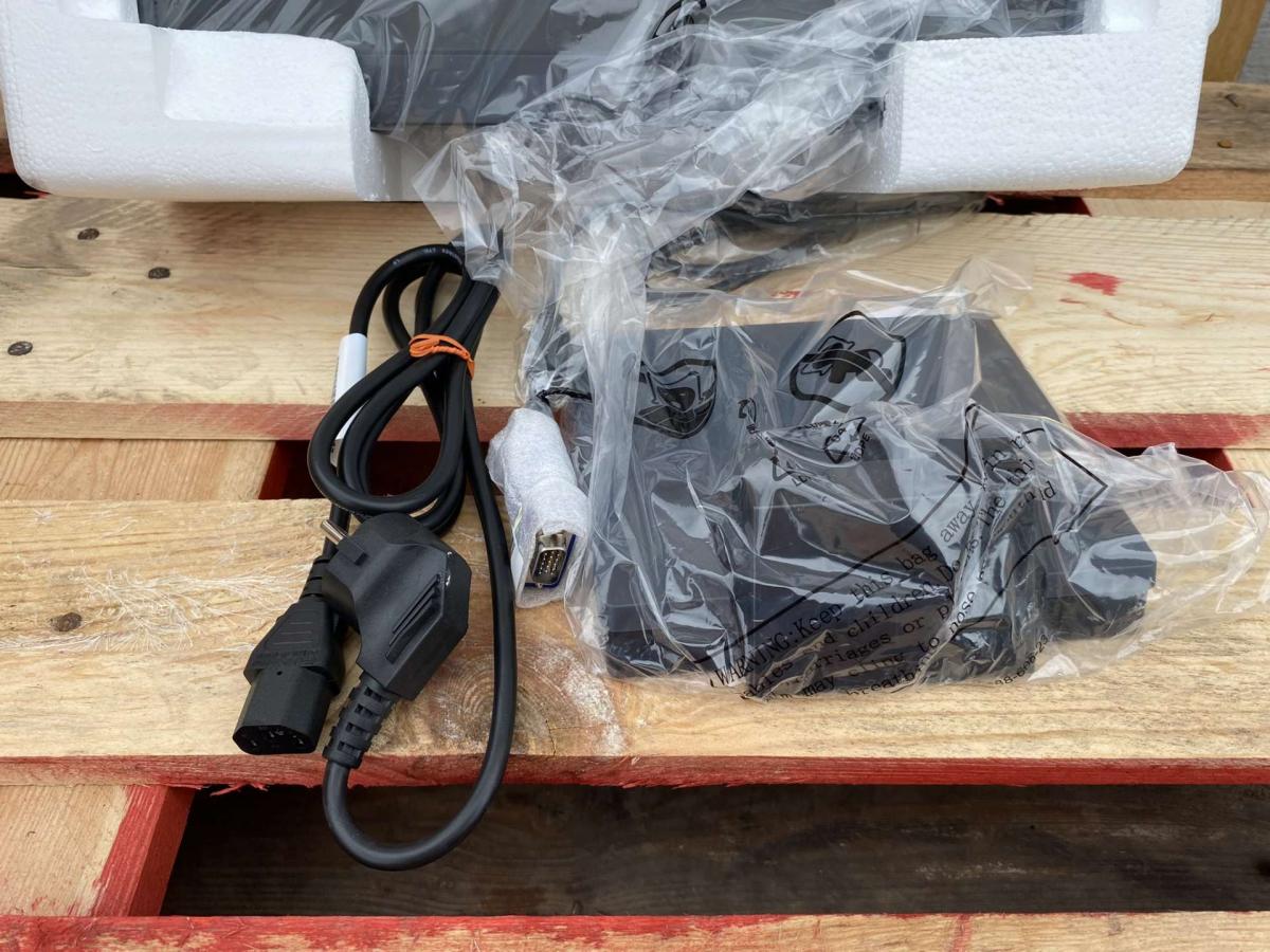 Lenovo Thinkvision L174 TFT monitor – termékfotó bal oldalról