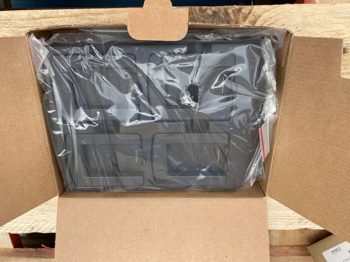 Motorola Symbol akkumlátortöltő SACX000-4000C – termékfotó jobb oldalról