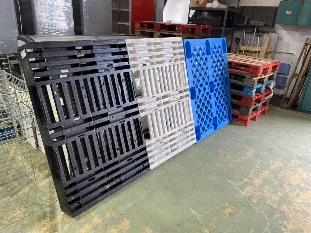 Műanyag higiénikus raklapok több méretben és színben – termékfotó jobb oldalról