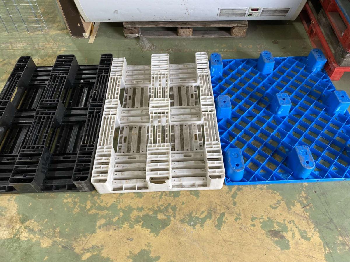 Műanyag higiénikus raklapok több méretben és színben – termékfotó felülnézet