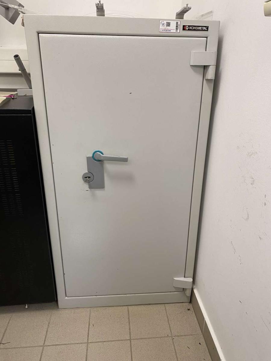 Páncélszekrény Konsmetal SGP140/II-K – termékfotó hátulról