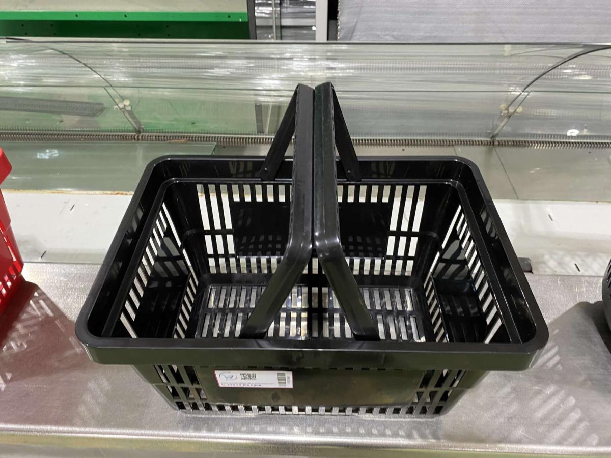 Új bevásárló kosár fekete 22 literes – termékfotó hátulról