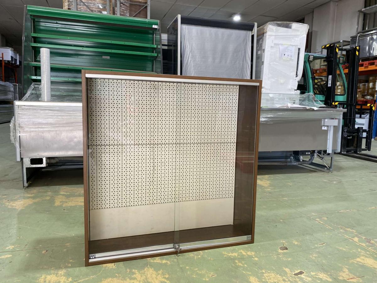 Zárható üvegajtós vitrin, bliszteres hátfallal 130*12; H105 – termékfotó elölnézet