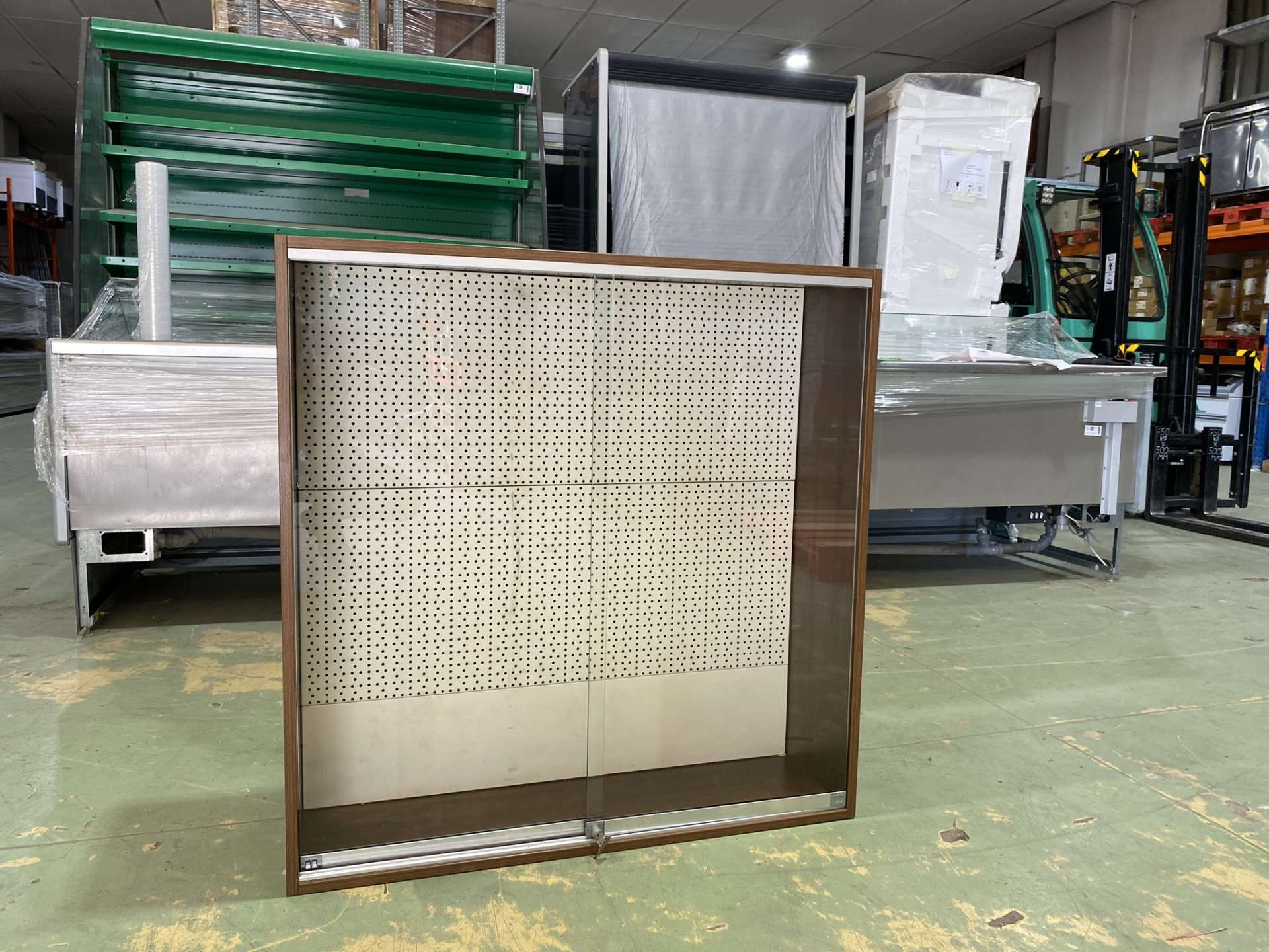 Zárható üvegajtós vitrin, bliszteres hátfallal 130*12; H105