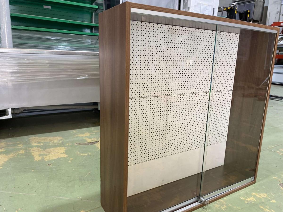 Zárható üvegajtós vitrin, bliszteres hátfallal 130*12; H105 – termékfotó jobb oldalról