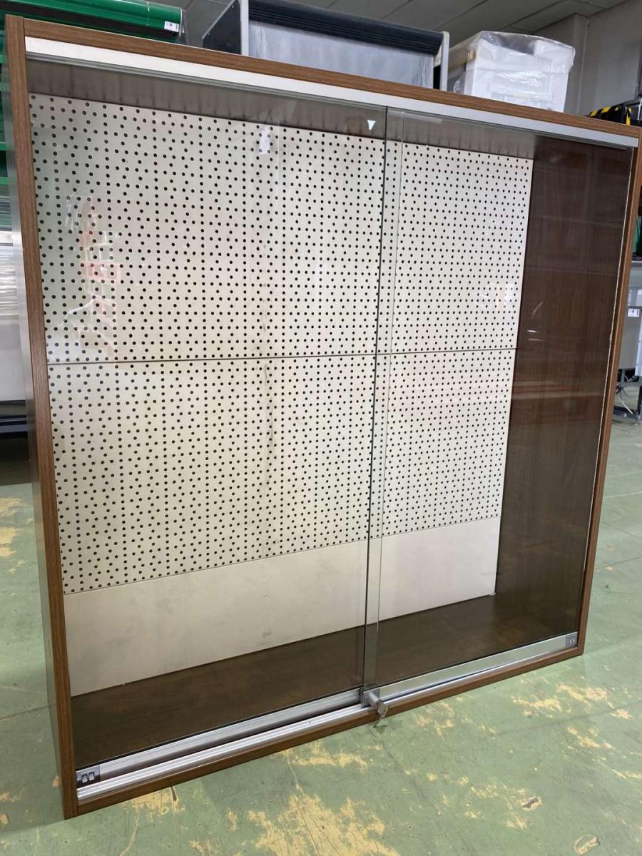 Zárható üvegajtós vitrin, bliszteres hátfallal 130*12; H105 – termékfotó hátulról