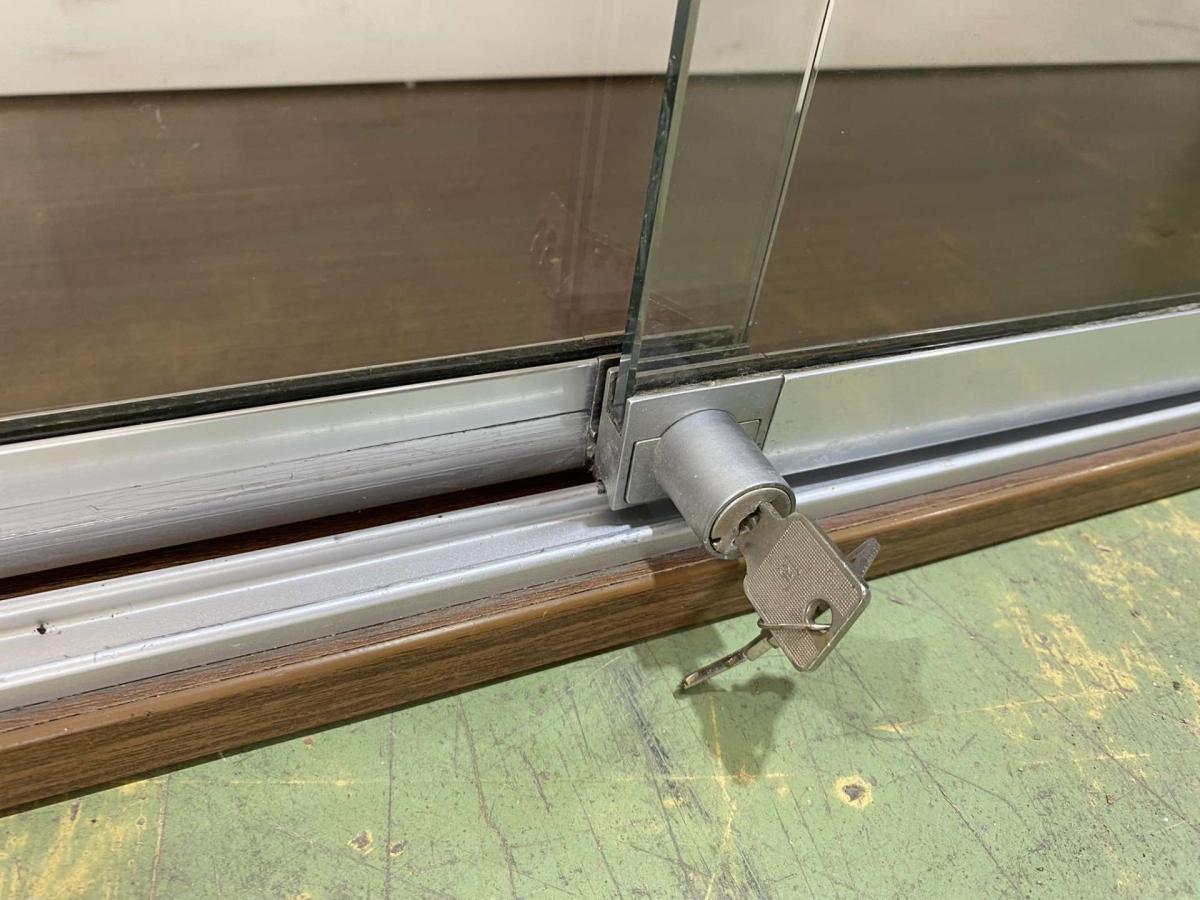 Zárható üvegajtós vitrin, bliszteres hátfallal 130*12; H105 – termékfotó bal oldalról