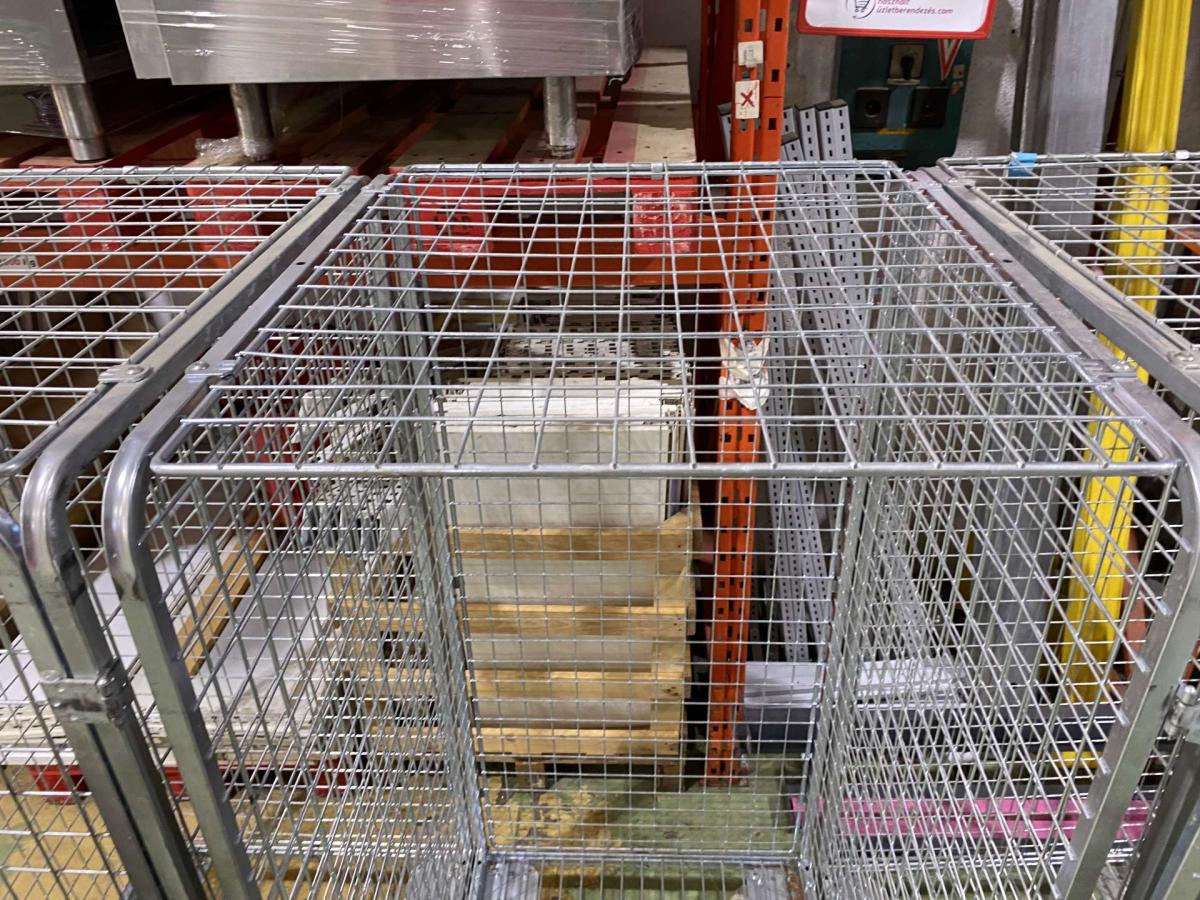 Wanzl négyoldalról zárt rollikocsi, rollkonténer – termékfotó használat közben