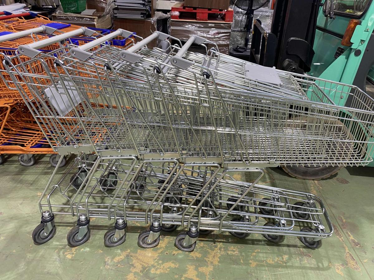 Felújított Wanzl D101 RC bevásárlókocsi szürke műanyagokkal – termékfotó elölnézet