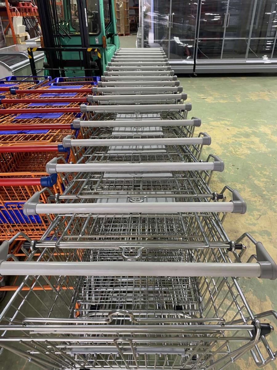 Felújított Wanzl D101 RC bevásárlókocsi szürke műanyagokkal – termékfotó hátulról