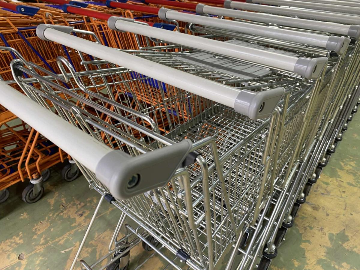 Felújított Wanzl D101 RC bevásárlókocsi szürke műanyagokkal – termékfotó bal oldalról